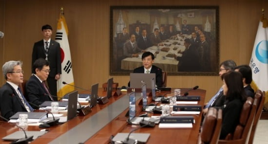 이주열 한국은행 총재가 서울 중구 한국은행에서 금융통화위원회를 주재하고 있다.(사진=한경DB)
