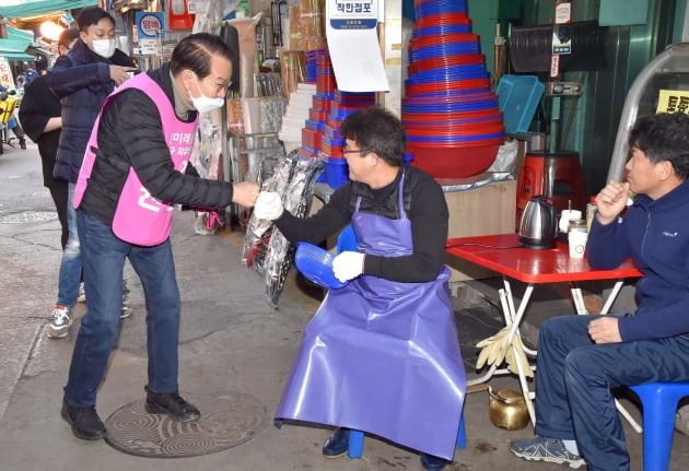 [속보] "선거 후보자 '주먹악수'보다는 눈인사하는 게 안전"