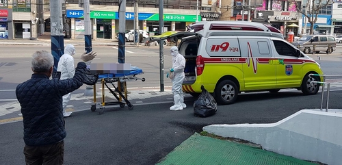 "엄마. 걱정 말고 밥 많이 먹어" 90대 확진자 배웅한 백발 아들