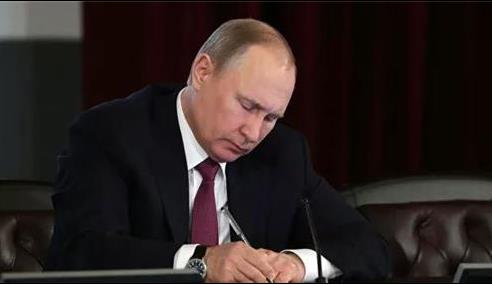 푸틴, 정부에 비상사태 선포권한 부여하는 법률안 서명
