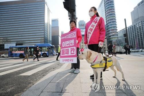 미래한국, 광화문 출근인사로 첫 선거전 돌입…"둘째 칸" 호소