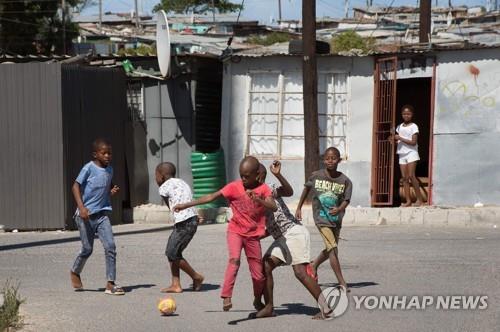 "손 씻을 물도 없는데 집에 있으라 해"…남아공 빈민가 현실