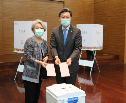 인도네시아 '재외 선거' 돌입…마스크 쓴 교민들 줄줄이 투표