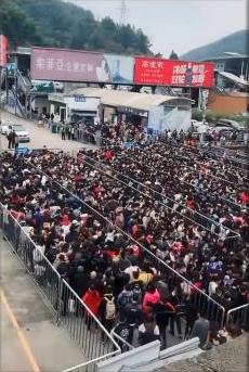 중국 '사회적 거리 두기' 풀어졌나…황산에 관람객 북새통