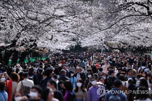 일본 경로불명 코로나19 급증…젊은층 확산·공연장 집단감염