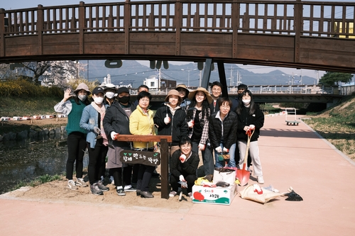 꽃 심으며 코로나 종식 기다리는 곡성 나눔장터 상인들