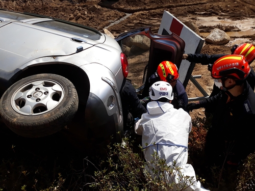 인천서 비포장 흙길 오르던 차량 넘어져…3명 부상