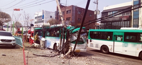 수원서 시내버스가 전신주 들이받아…8명 부상