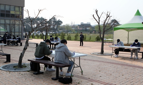 마스크·장갑 착용하고 야외에서 치른 의경 선발 시험