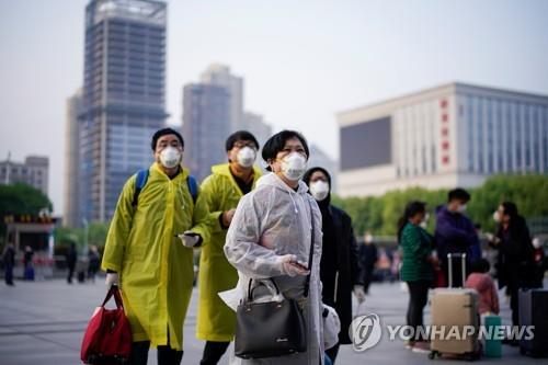 中 우한 봉쇄 풀었지만…"최대한 도시 밖으로 나가지 말라"