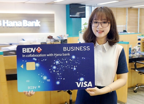 하나은행, 베트남 자산 1위 은행과 제휴 법인카드 발급