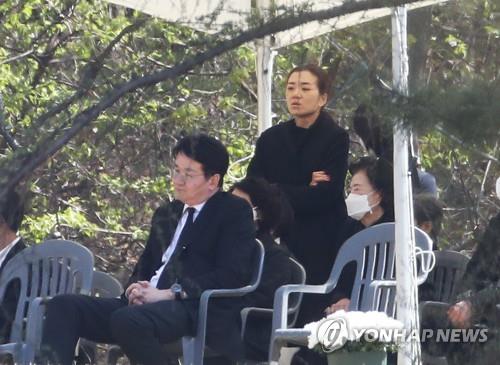 차분히 치러진 故조양호 회장 1주기…조현아 뺀 한진家 한자리(종합)