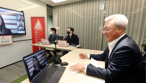 SK이노 김준, 화상면접장 찾아 "비상한 방법으로 위기 극복"