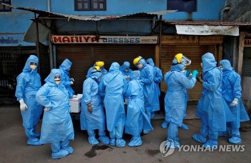 수난 겪는 남아시아 의료진…코로나 장비부족에 폭행까지