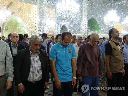 이란 최고지도자 "라마단 합동기도·저녁모임 금지할 수도"