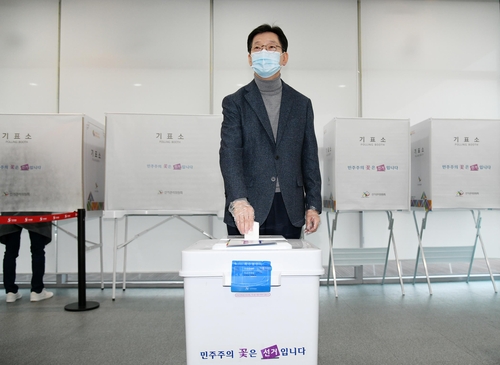 [사전투표] 김경수 "코로나19 극복 위해 투표 참여해 달라" 당부