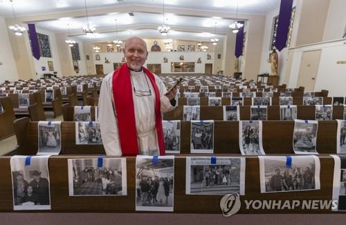 차 안에서, 발코니에서 성금요일 예식…코로나19가 바꾼 풍경