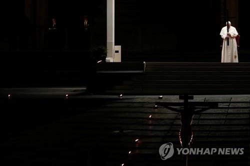 차 안에서, 발코니에서 성금요일 예식…코로나19가 바꾼 풍경