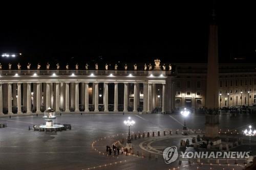 차 안에서, 발코니에서 성금요일 예식…코로나19가 바꾼 풍경