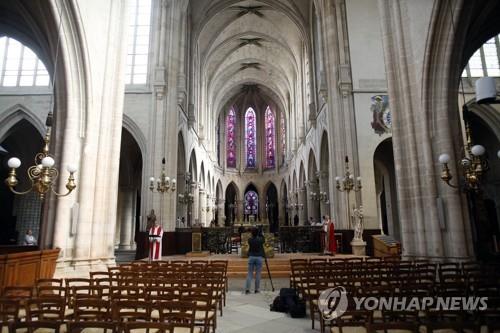 차 안에서, 발코니에서 성금요일 예식…코로나19가 바꾼 풍경