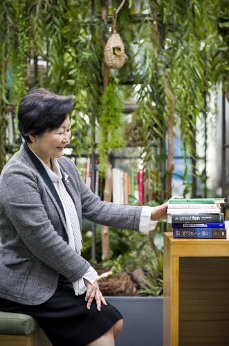 "미래의 도서관은 정보 생산 플랫폼이자 창작기지"