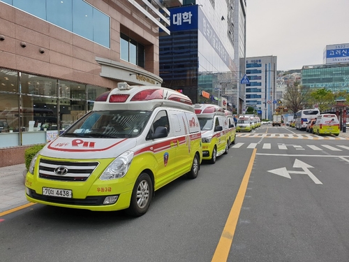 부산소방, 해외입국 격리자 23명 구급차 태워 투표 지원