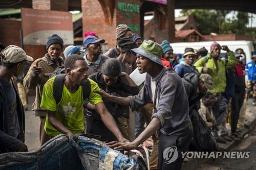 "여긴 전쟁터"…남아공 흑인밀집지구, 봉쇄령에 식량위기(종합)