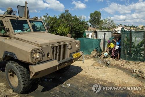 "여긴 전쟁터"…남아공 흑인밀집지구, 봉쇄령에 식량위기(종합)