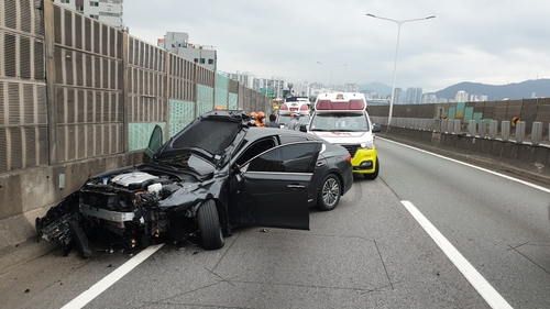 부산 동서고가로서 만취 운전자가 3중 연쇄 추돌…2명 부상