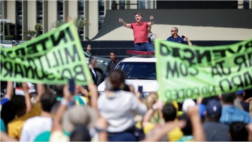 '코로나19 대응 기싸움' 나선 브라질 대통령 극우 행보 강화