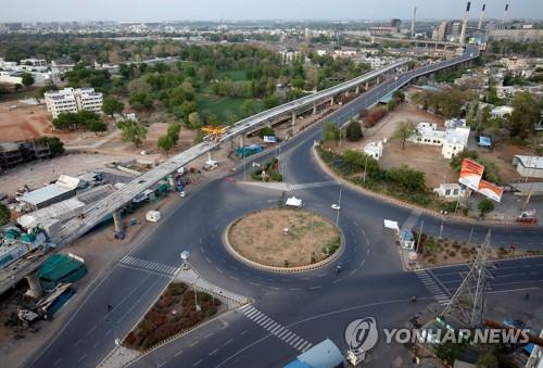 인도, '봉쇄' 속 경제활동 완화…물류 문제 등으로 실효성 낮아