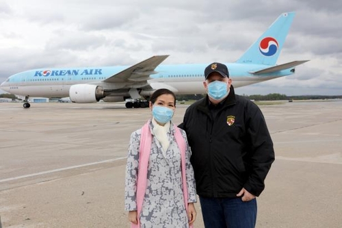 "한국에 큰빚졌다"…50만회 진단키트 공수 '한국사위' 미 주지사(종합)