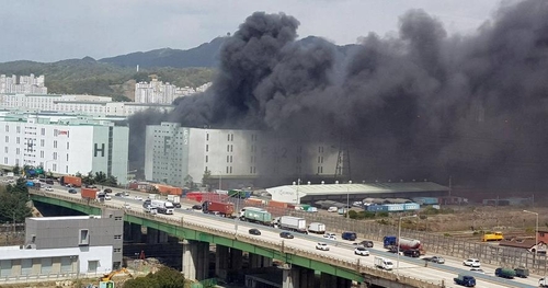 군포시 물류센터서 큰불…소방력 총동원(종합)