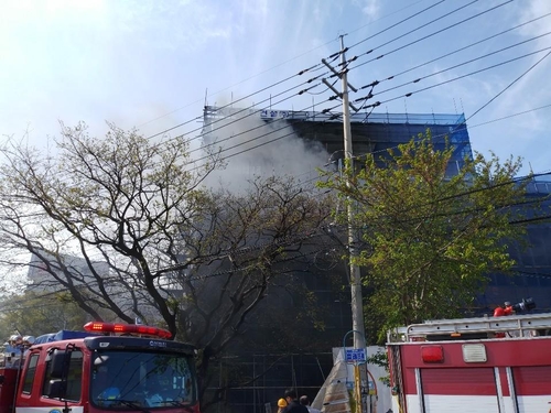 부산 명지국제신도시 신축 공사장서 불…15분 만에 불길 잡혀