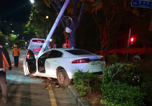 가로등 들이받은 차량 두고 달아난 운전자 경찰 추적