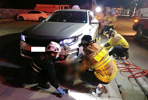 인도 걷다 택시에 깔린 60대 '날벼락'…"신속 구조로 목숨 건져"