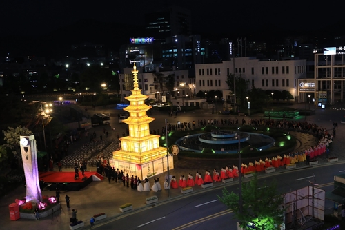 부처님오신날 광주 봉축탑 점등…승려들만 참석