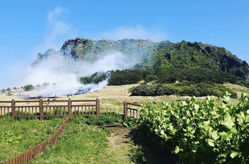 [2보] 제주 성산일출봉 잔디광장 화재…오름능선으로 불 확산