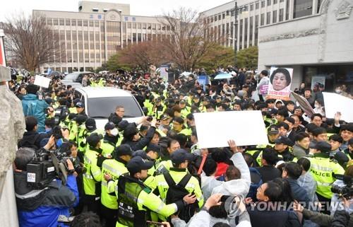 '전두환 출석' 경찰, 안전·코로나 방점 두고 돌발상황 대비