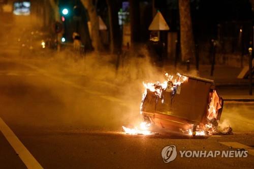 기물파손, 방화….프랑스 '코로나 봉쇄' 길어지며 폭력사건 속출