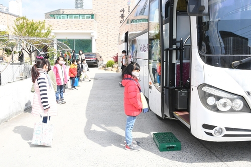 문경시, 전국 첫 코로나19 예방 '대인 소독차' 운영