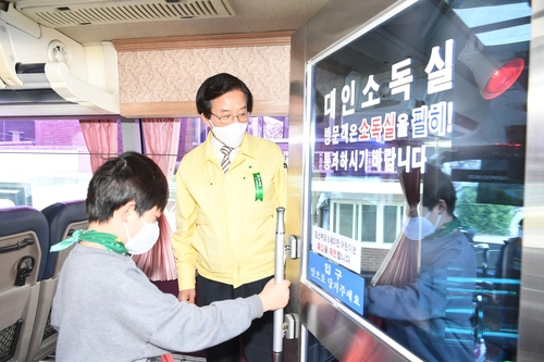 문경시, 전국 첫 코로나19 예방 '대인 소독차' 운영