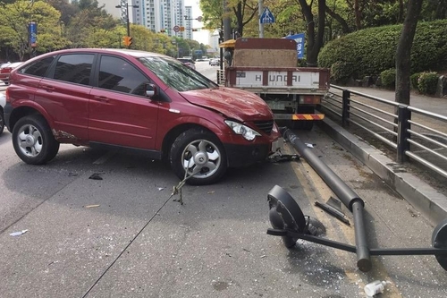 음주운전차량이 버스정류장 덮쳐 2명 사상…운전자 구속영장(종합2보)