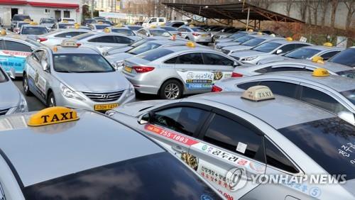 전주 택시는 'LED 자격증' 게시…야간에 기사 정보 쉽게 확인