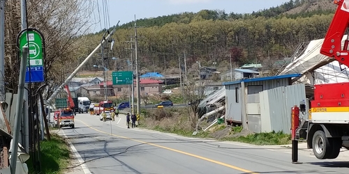 강풍에 날아간 공장 지붕 전신주 덮쳐…인근 마을 정전