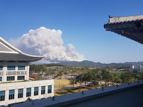 안동 풍천면에 산불…헬기 2대 투입 진화 중