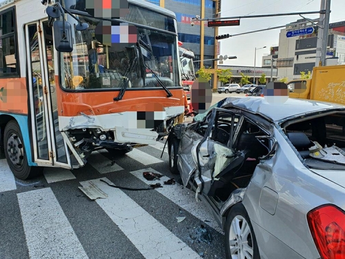 부산 교차로서 마을버스·승용차 충돌…4명 부상