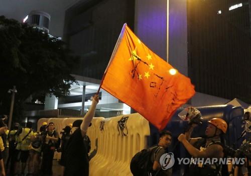 '중국 국기 모독' 홍콩인, 2심에서 징역형…법원 처벌 강화