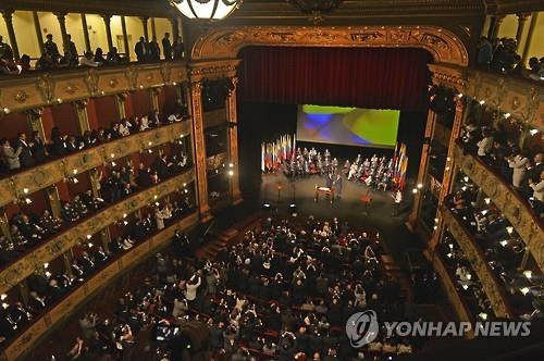 아르헨티나 오페르극장 '코로나 마스크 제작소'로 변신