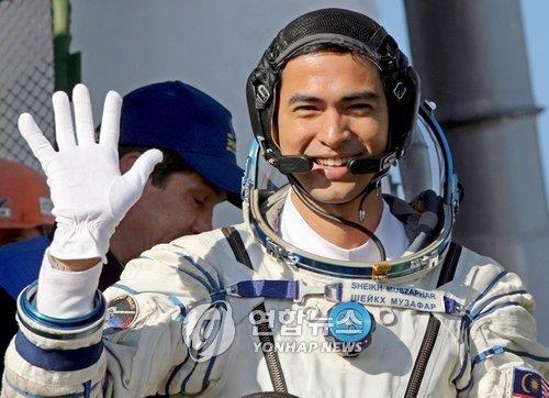말레이시아 최초 우주인, '코로나 봉쇄령'에 음식 배달원 변신